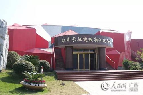 在word 的格式里插入背景会变形怎么处理